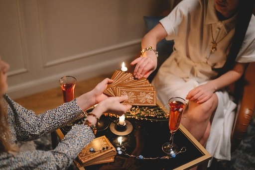 Cartas y Conjuros Explorando el Tarot y las Tienda